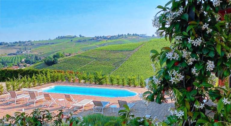 Panoramic Villa Garassino - country rooms and fine restaurant in Neive