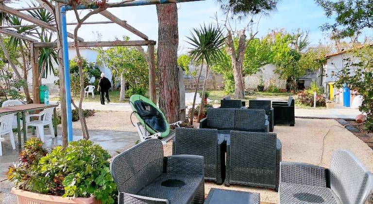Apartment with yard, patio & BBQ — photo 3