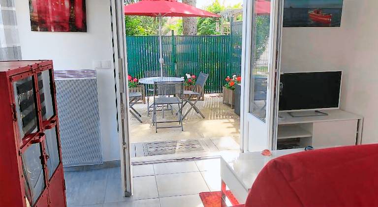 Holiday apartment with garden & terrace in Pessac