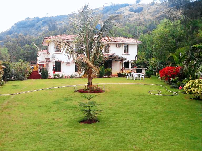 Spacious villa with grill, yard & pool | Good for workation | Pets allowed in Khandala