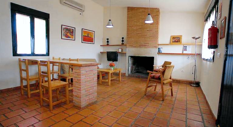 Vacation home with patio, BBQ & garden — photo 3