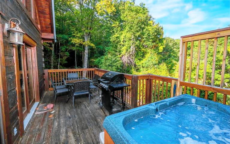 Gigi's Getaway - Seasonal Mountain View & Hot Tub! in Gatlinburg, TN