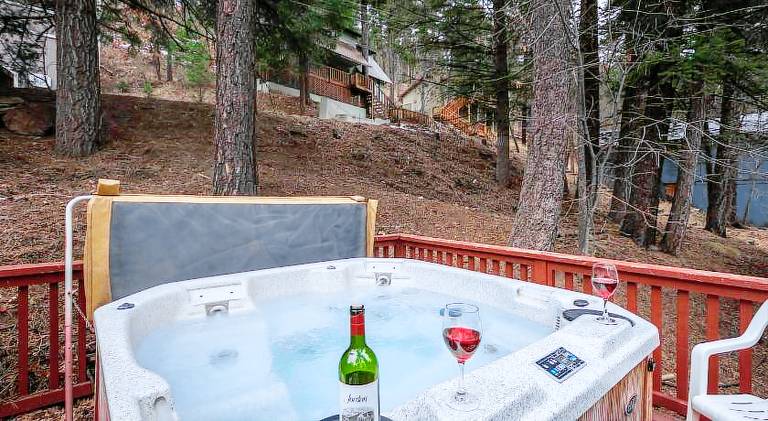 Vacation home with grill, jacuzzi & patio | Pets are welcome — photo 4