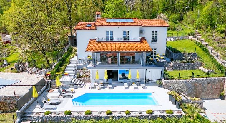 Spacious villa with pool & hot tub | Perfect for remote work | Pet-friendly — photo 3