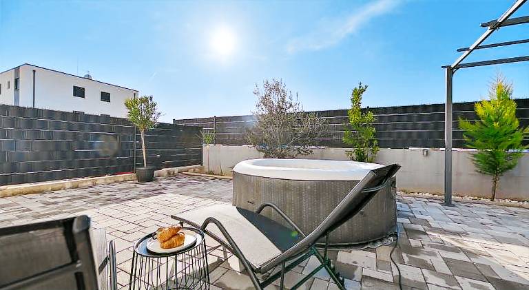 Luxury apartment with garden jacuzzi and wellness — photo 3
