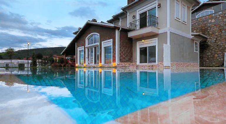 585 m&sup2; Villa