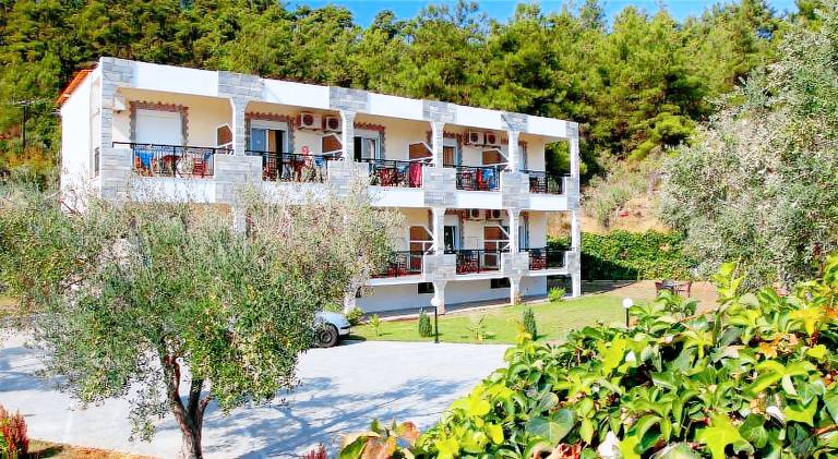 Serviced apartment with yard & patio in Thasos