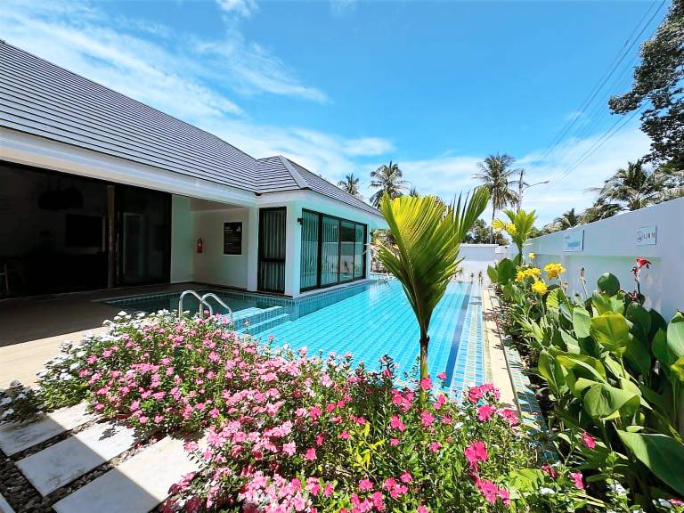 Spacious villa with terrace, yard & private pool | Suitable for remote work | Pets are welcome in Khanom