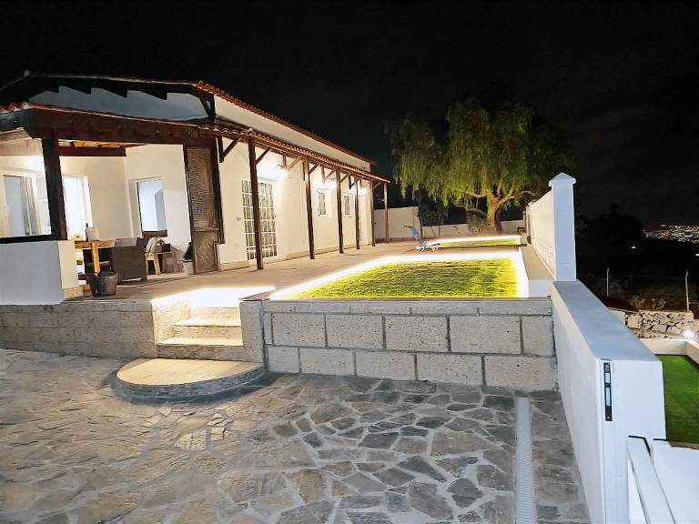 Vacation Villa 'Cool 4-bedroom with Sea Views' with Sea View, Wi-Fi and Air Conditioning — photo 5