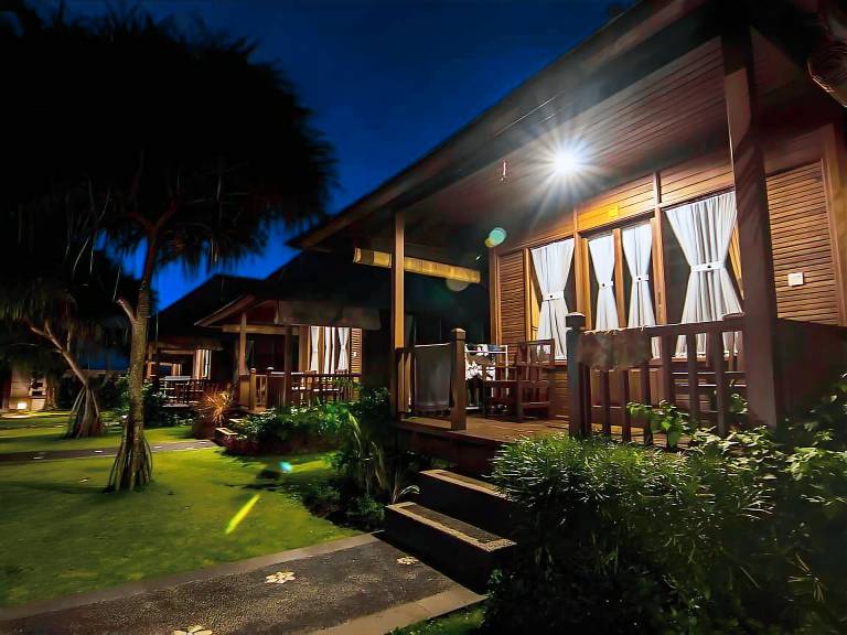 Charming bungalow with yard & pool | Beach nearby | Pets are welcome in Pecatu
