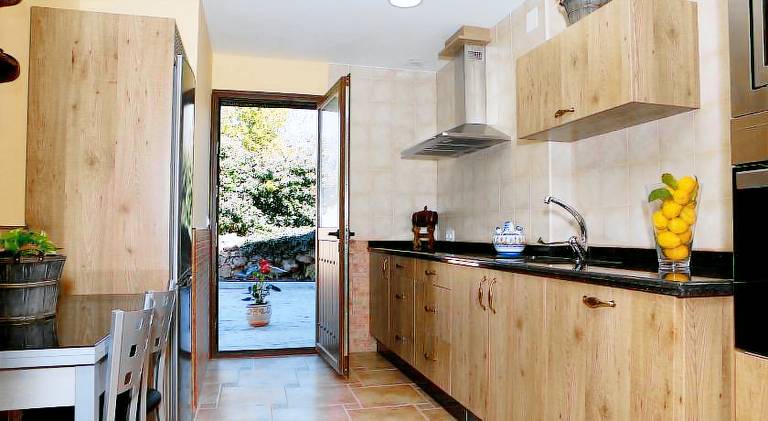 Wonderful vacation home with yard, terrace & pool | Suitable for remote work | Pets are welcome — photo 3