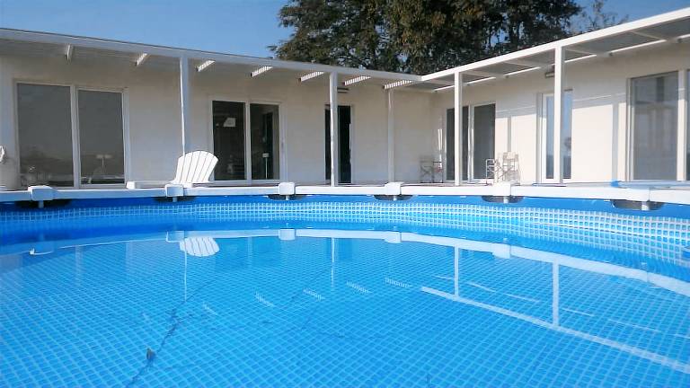 Holiday apartment with yard & pool — photo 2