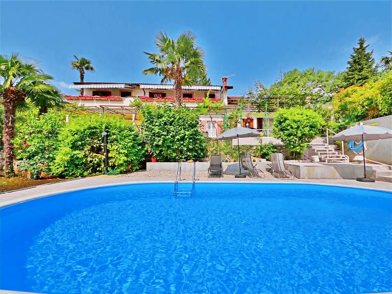 Pleasant rental apartment with hot tub, BBQ & yard | Pets are welcome — photo 2