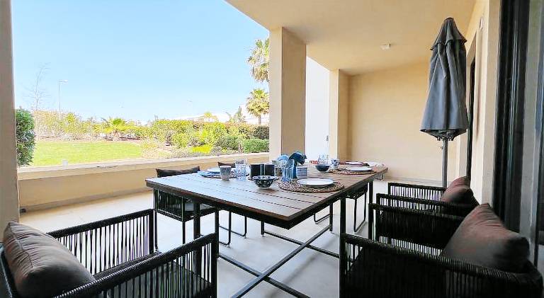 Apartment with pool & yard — photo 4