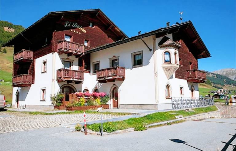Holiday Apartment "Casa Li Roina n 46" with Mountain View, Balconies & Wi-Fi in Livigno