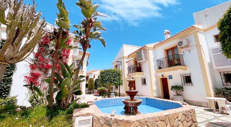 Holiday apartment with terrace, garden & private pool — photo 3
