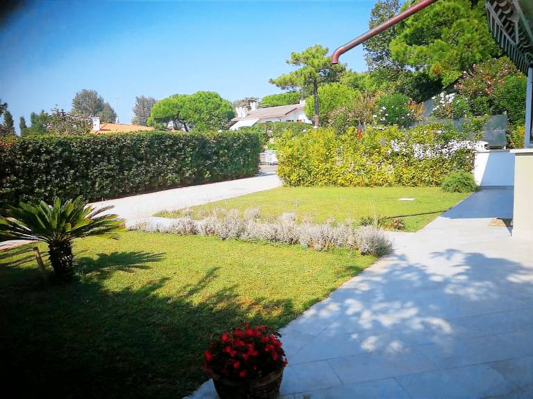 House with yard & BBQ — photo 2