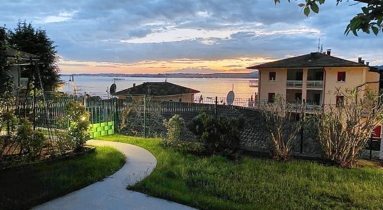 Wonderful holiday apartment with patio, garden & barbeque | Dogs allowed in Torri del Benaco