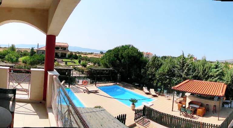 Apartment with patio, garden & private pool | Pet-friendly — photo 4