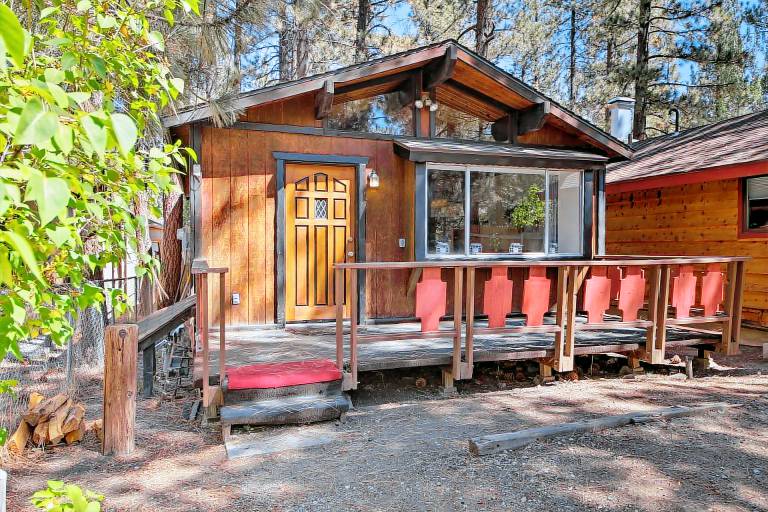 Cozy Cabin w/ Deck & Fireplace in Big Bear! — photo 2