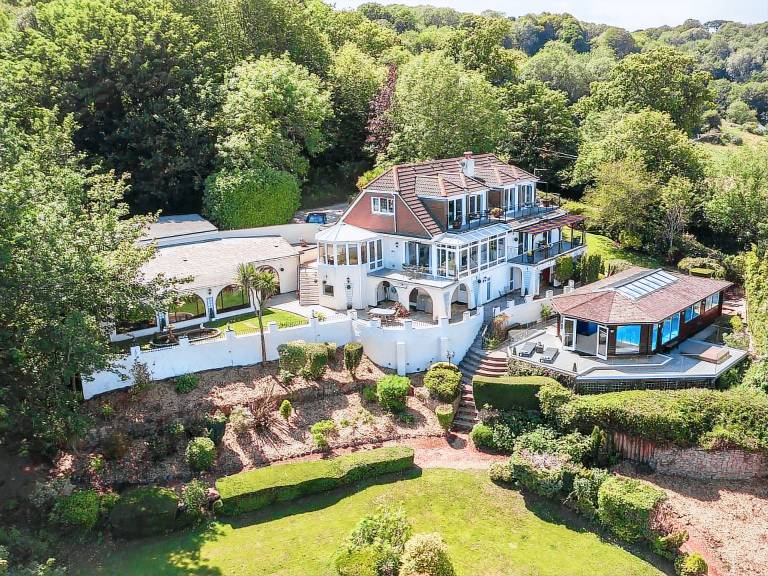 Children-friendly cottage with garden, private pool & grill | Water view | Pets are welcome in Torquay
