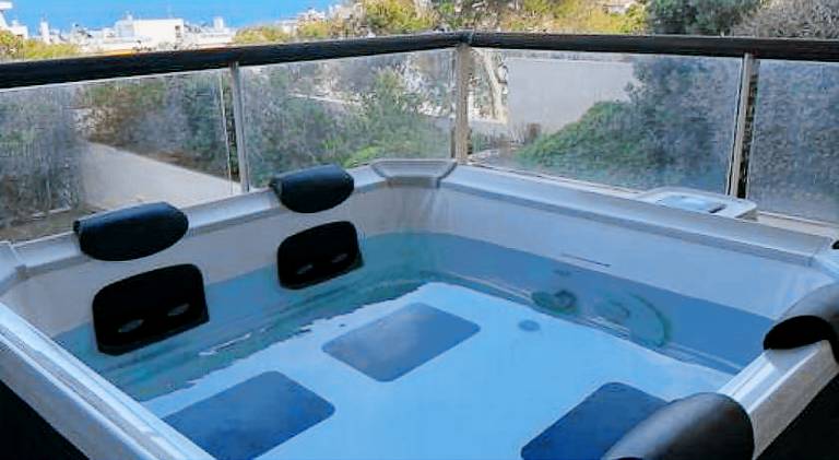 Apartment with jacuzzi — photo 3