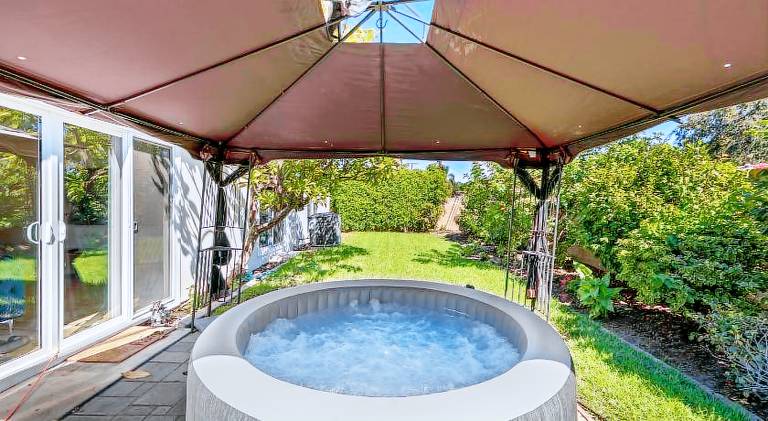 Villa with jacuzzi — photo 4