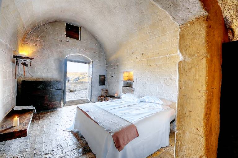 Unique Cave Accommodation with a Luxury Bathroom In Matera, Italy — photo 3