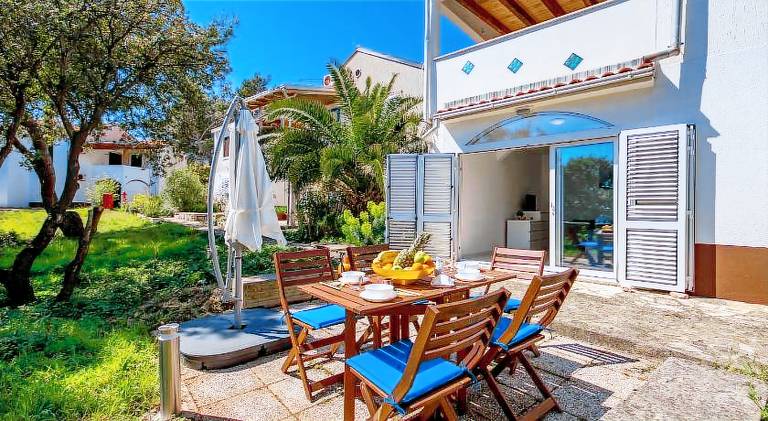 Holiday apartment with terrace, barbeque & garden in Mali Losinj