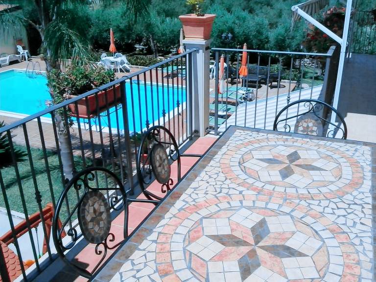 Family-friendly villa with jacuzzi, patio & yard | City view | Dogs allowed — photo 5