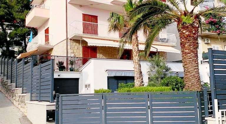 Nice apartment with patio, BBQ & garden | Next to the beach | Pet-friendly in Tucepi