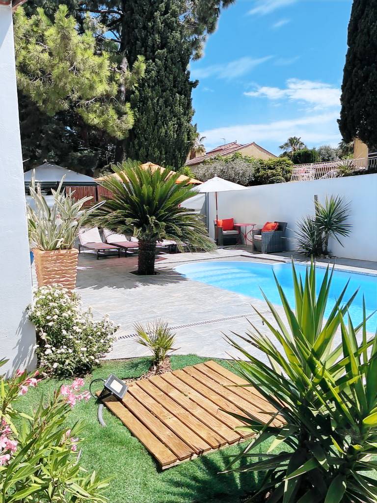 Villa with barbecue, private pool & garden | Garden view — photo 4