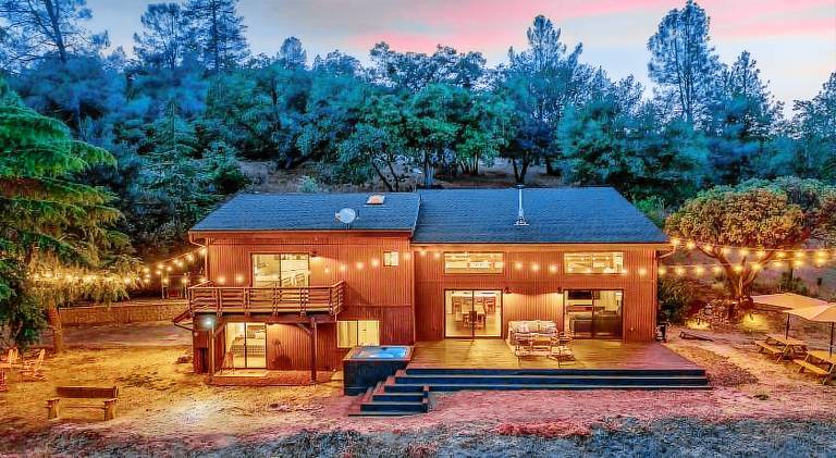House with hot tub in Oakhurst, CA