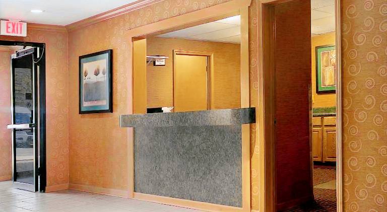 Super 8 By Wyndham Peoria East — photo 3