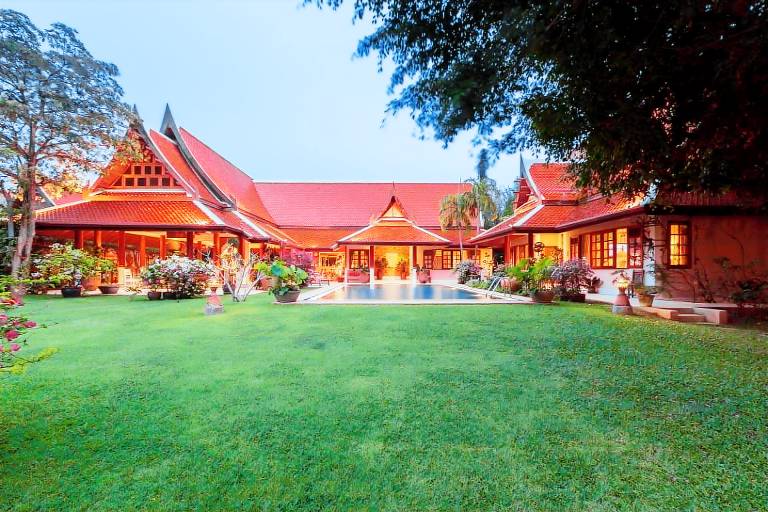Villa with pool, jacuzzi & BBQ | Water view | Perfect for remote work in Karon
