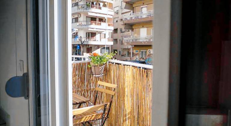 Central bright loft with balcony near old town — photo 4