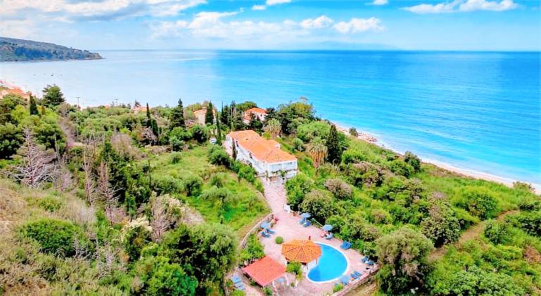 Rental apartment with garden, pool & grill in Kefalonia