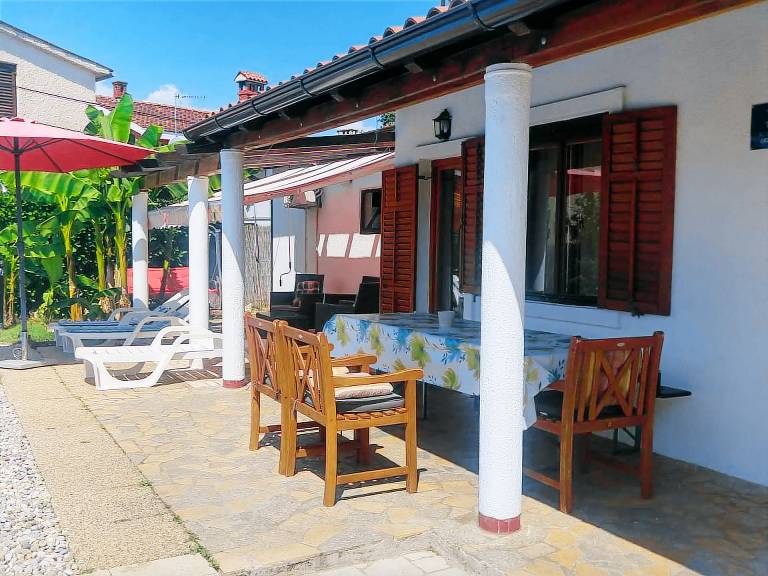Holiday home with washing machine and smart TV — photo 4