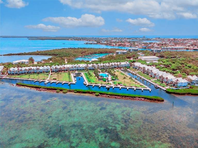 Vacation home with heated pool & barbecue | Water view — photo 4