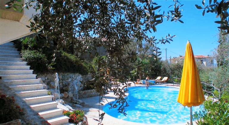 Rental apartment with private pool, barbecue & yard — photo 3