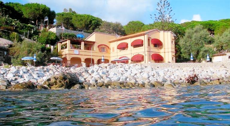 Holiday apartment with garden, terrace & barbeque in Campo nell'Elba