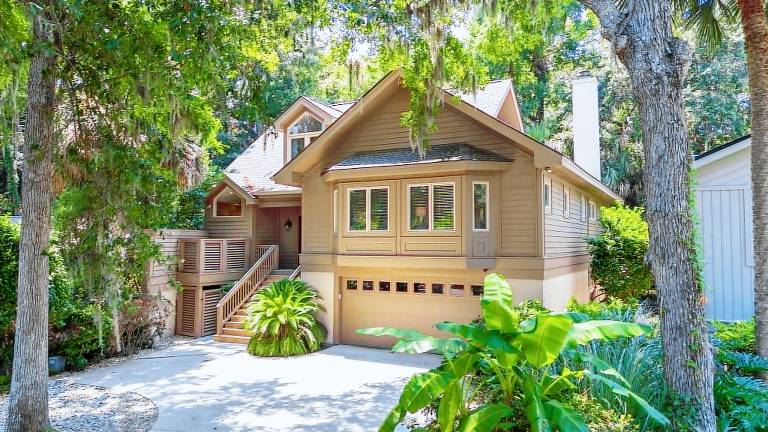 Vacation home with private pool, barbeque & hot tub | Pet-friendly — photo 4