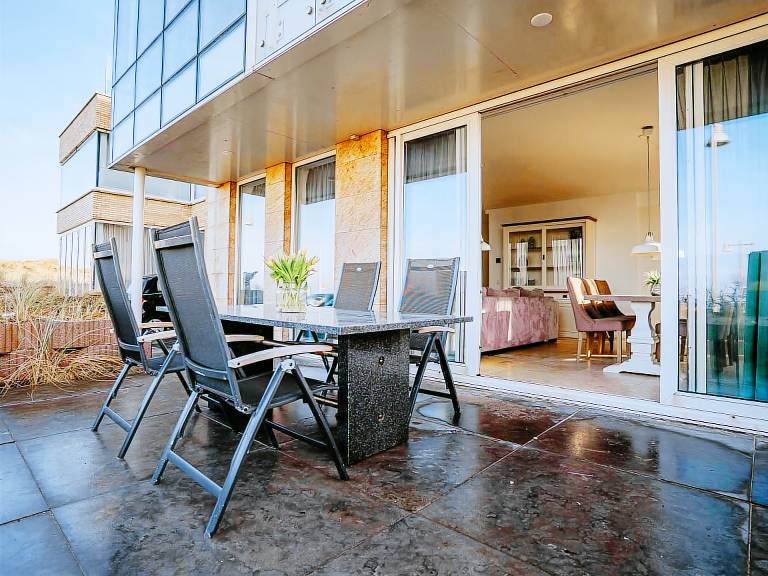 Rental apartment with patio — photo 2