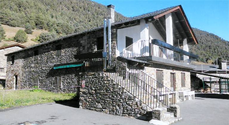 Chalet with patio, garden & grill in Andorra la Vella