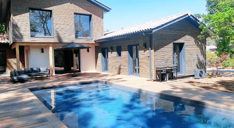 Villa with pool — photo 4