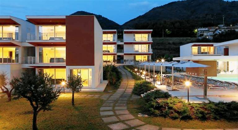 Ample serviced apartment with pool, garden & patio | Dogs allowed — photo 3