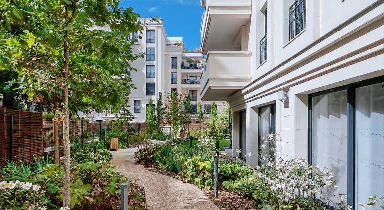 Pleasant serviced apartment with patio & yard | Dogs allowed — photo 4
