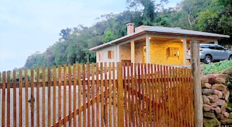 Vacation home with barbeque & garden in Bento Gonçalves