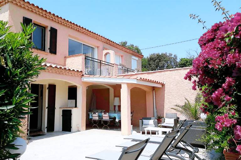 Fully equipped vacation home with pool, patio & yard | Close to the beach | Pets allowed — photo 2