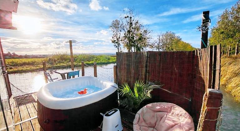 Cottage flottant terrasse jacuzzi prive en supplement aux Portes de Dijon — photo 3